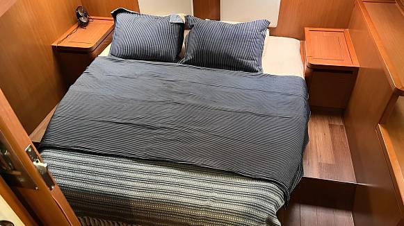 AQUILA 44 POWERCAT yacht