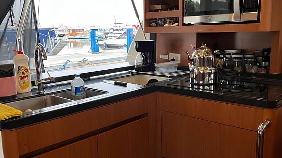 AQUILA 44 POWERCAT yacht