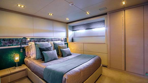 QUEEN ALLA yacht