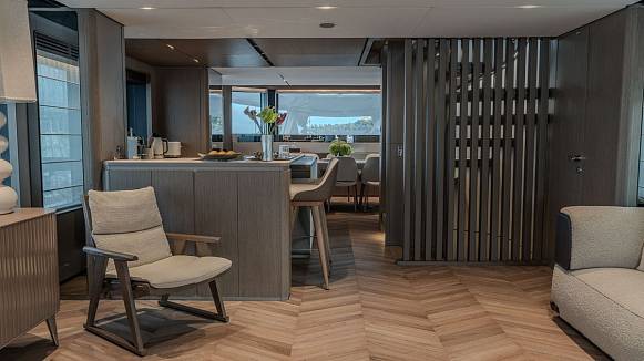 FERRETTI INFYNITO 90 yacht