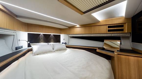 GALEON 680 FLY yacht