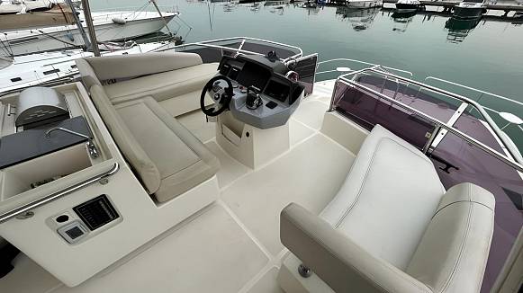 AQUILA 44 POWERCAT yacht