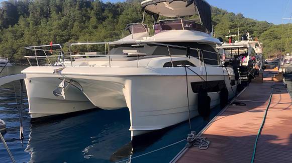 AQUILA 44 POWERCAT yacht