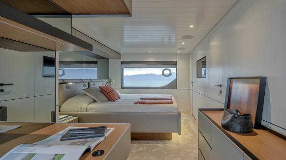 BGX 73 yacht