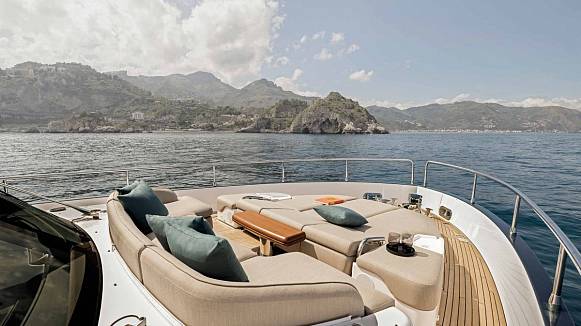 Azimut Magellano 60 yacht