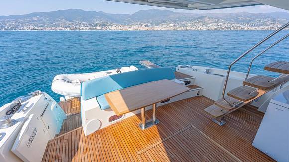 PRESTIGE 620 yacht