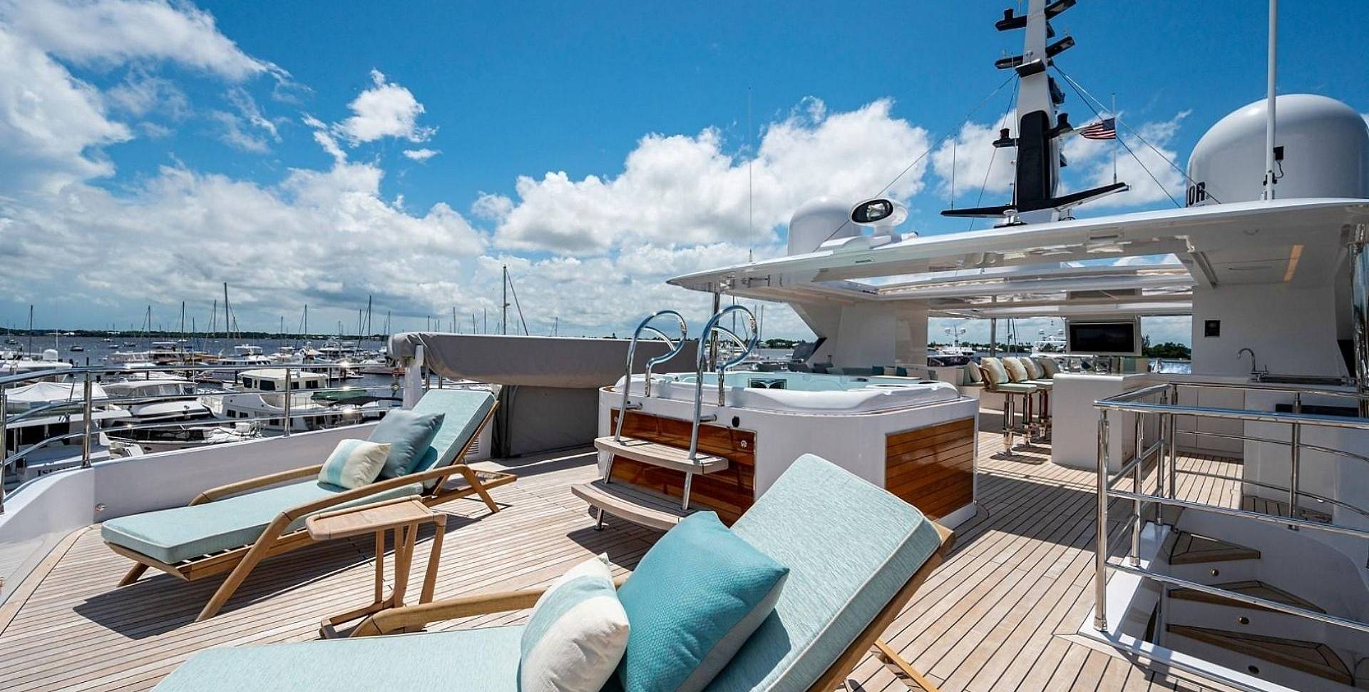 Majesty 140 yacht