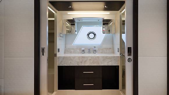 Majesty 62 yacht