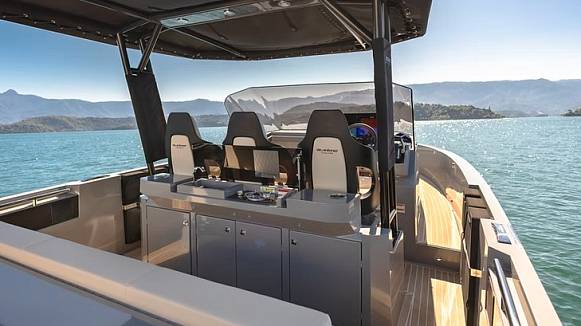  DE ANTONIO D32 yacht