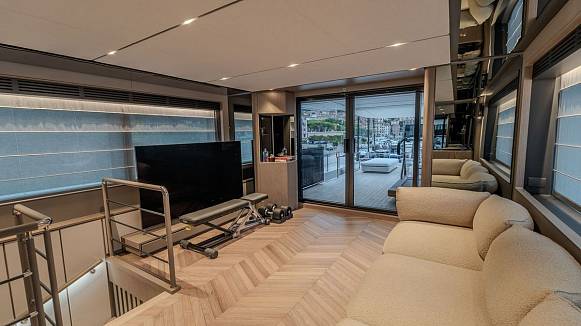 FERRETTI INFYNITO 90 yacht