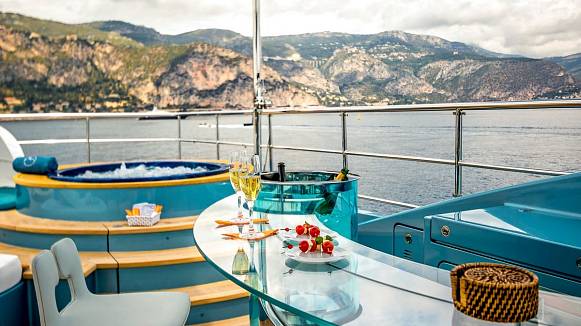 QUEEN ALLA yacht