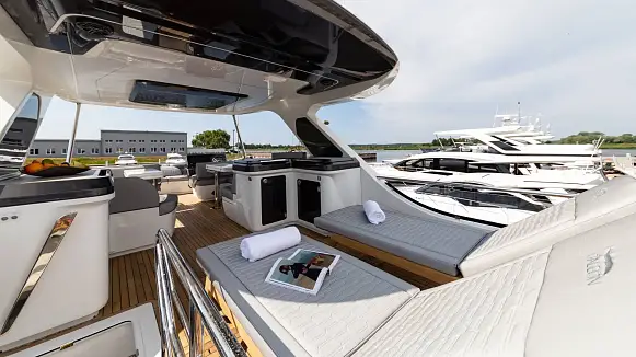 GALEON 560 FLY yacht
