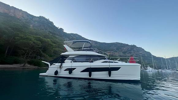 AQUILA 44 POWERCAT yacht