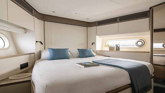 Azimut Magellano 60 yacht