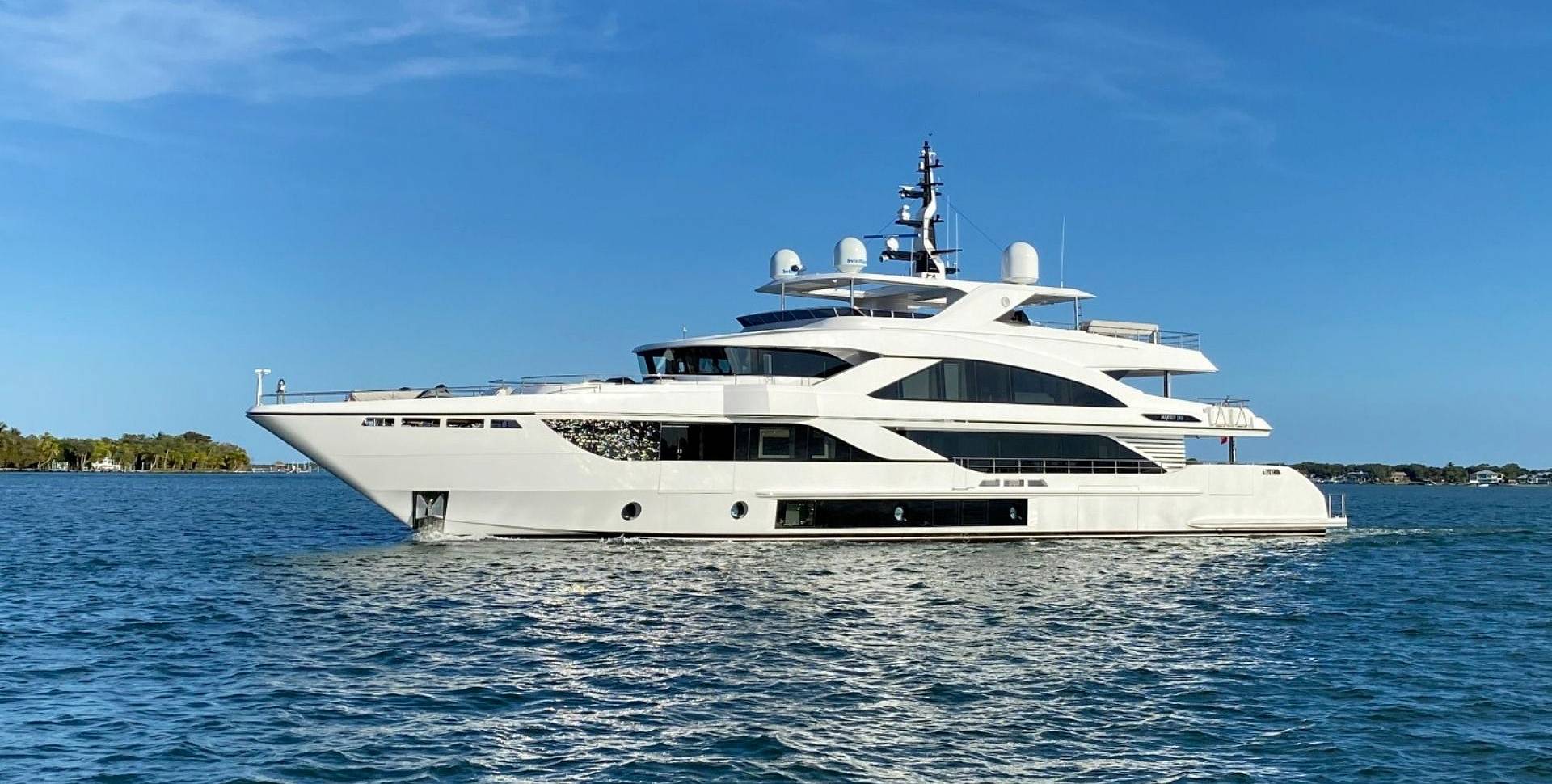 Majesty 140 yacht