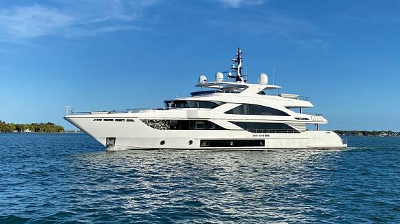 Majesty 140 yacht