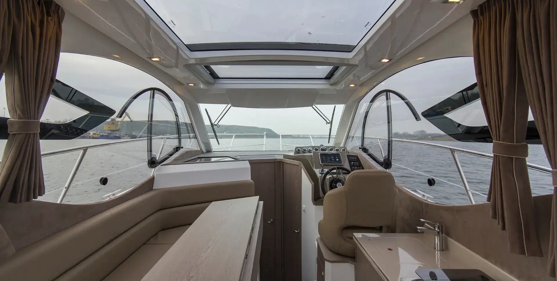 GALEON 310 HTC yacht