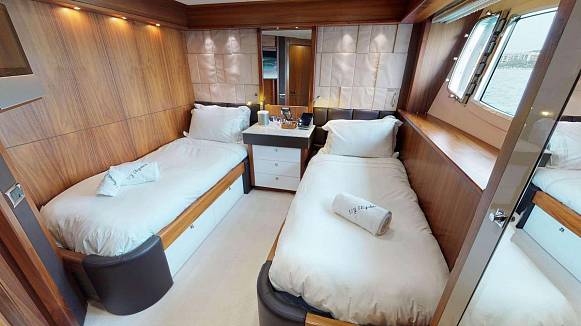 SHE GOT THE HOUSE yacht