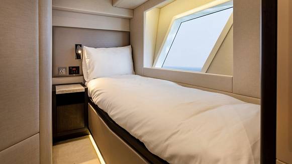 Majesty 62 yacht