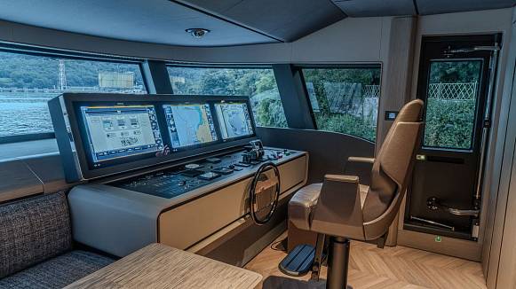 FERRETTI INFYNITO 90 yacht