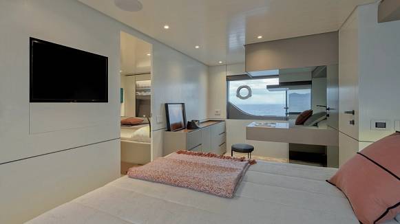 BGX 73 yacht
