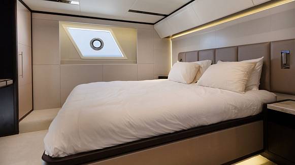 Majesty 62 yacht
