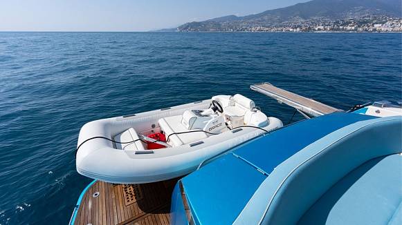 PRESTIGE 620 yacht