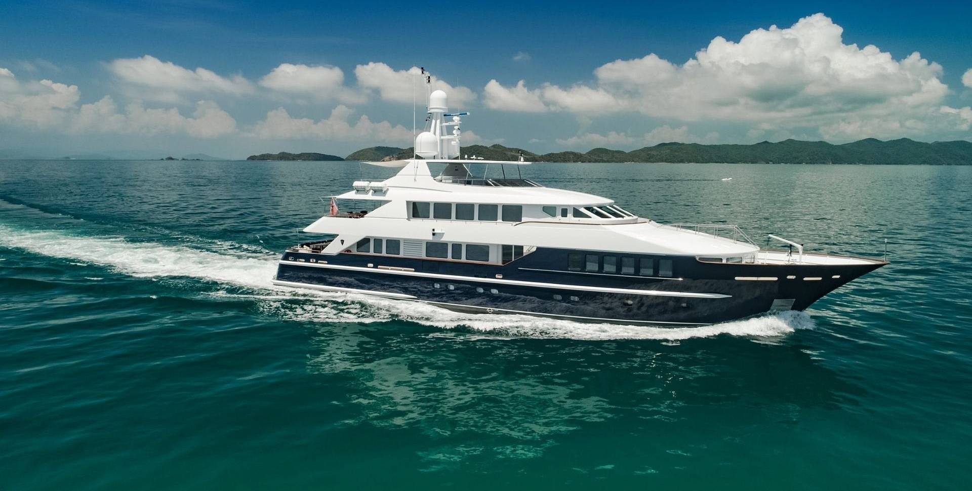 LADY AZUL yacht