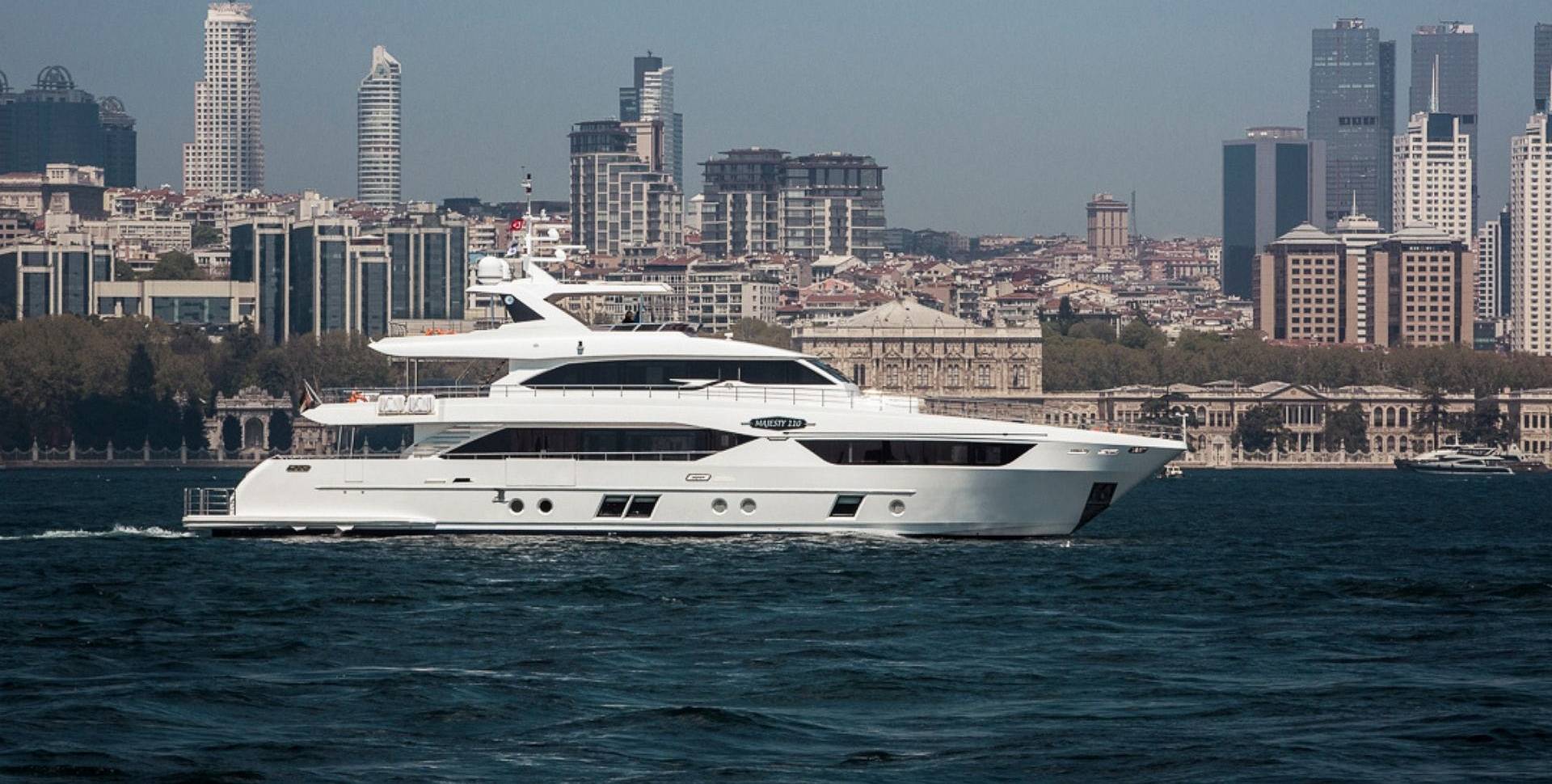 Majesty 110 yacht