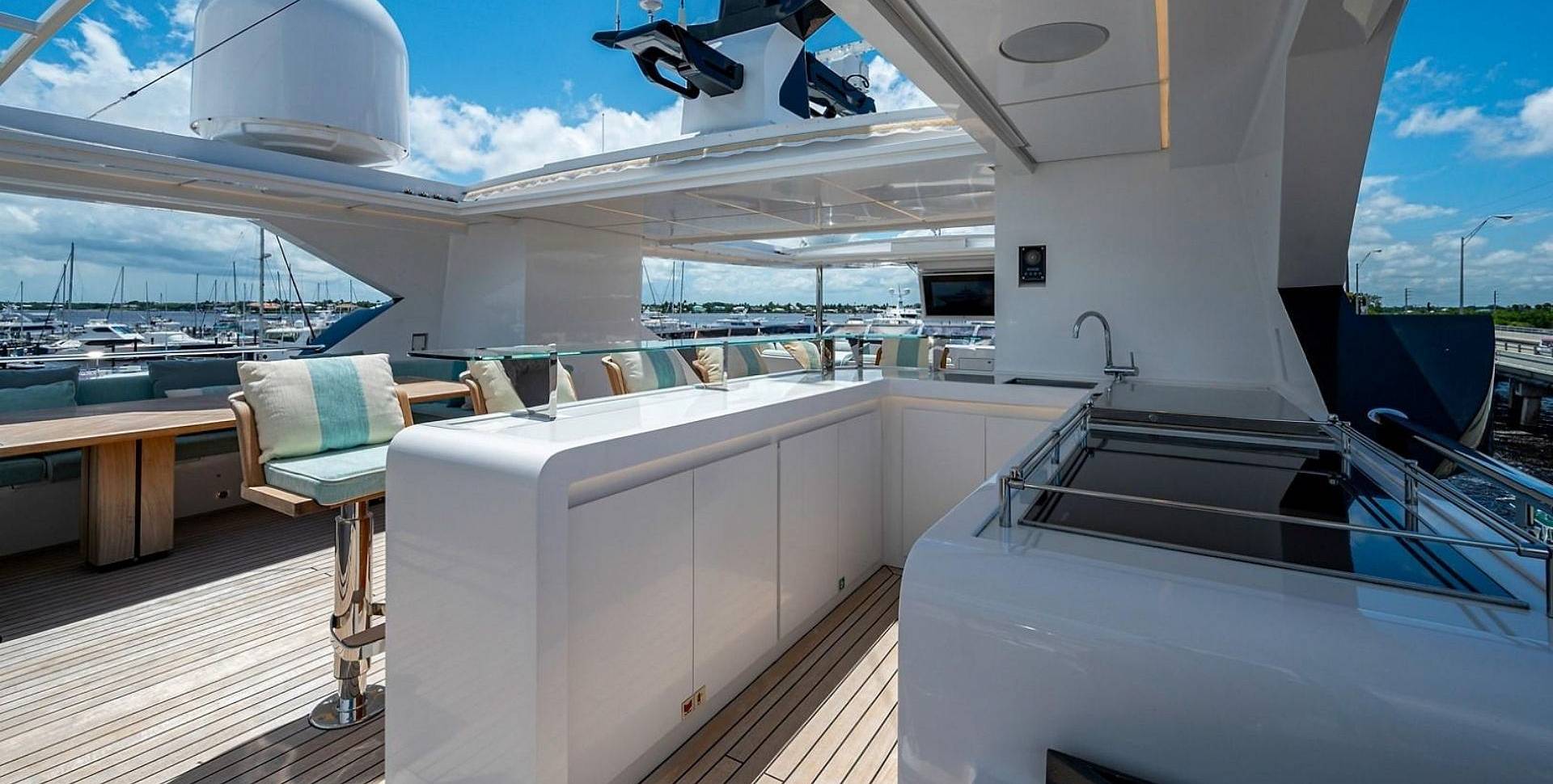 Majesty 140 yacht