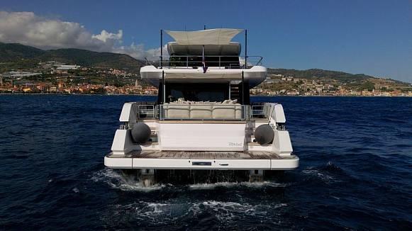 FERRETTI INFYNITO 90 yacht