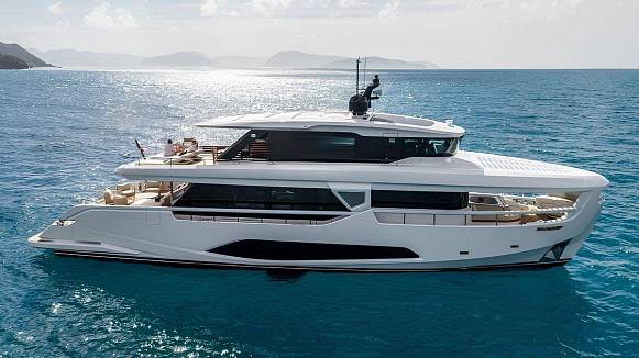 FERRETTI INFYNITO 90 yacht
