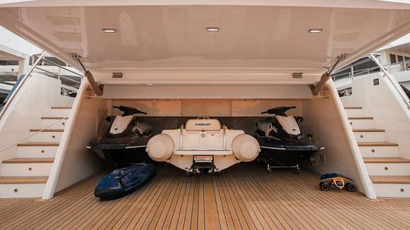 Nomad 95 SUV yacht