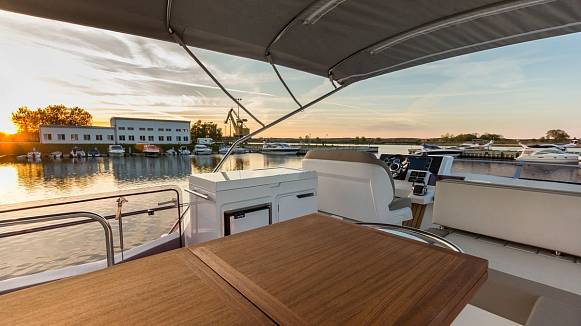 GALEON 550 FLY yacht