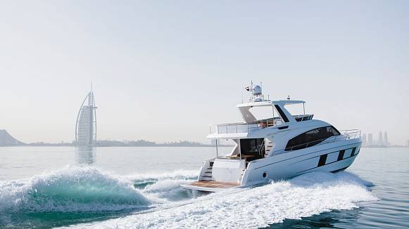 Majesty 62 yacht