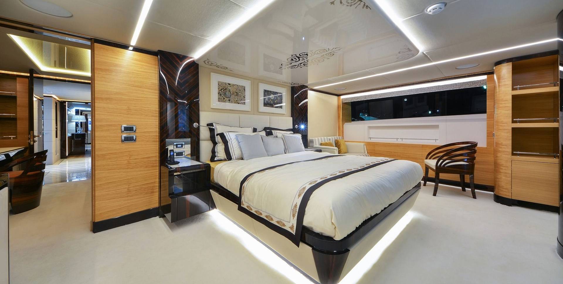 Majesty 122 yacht