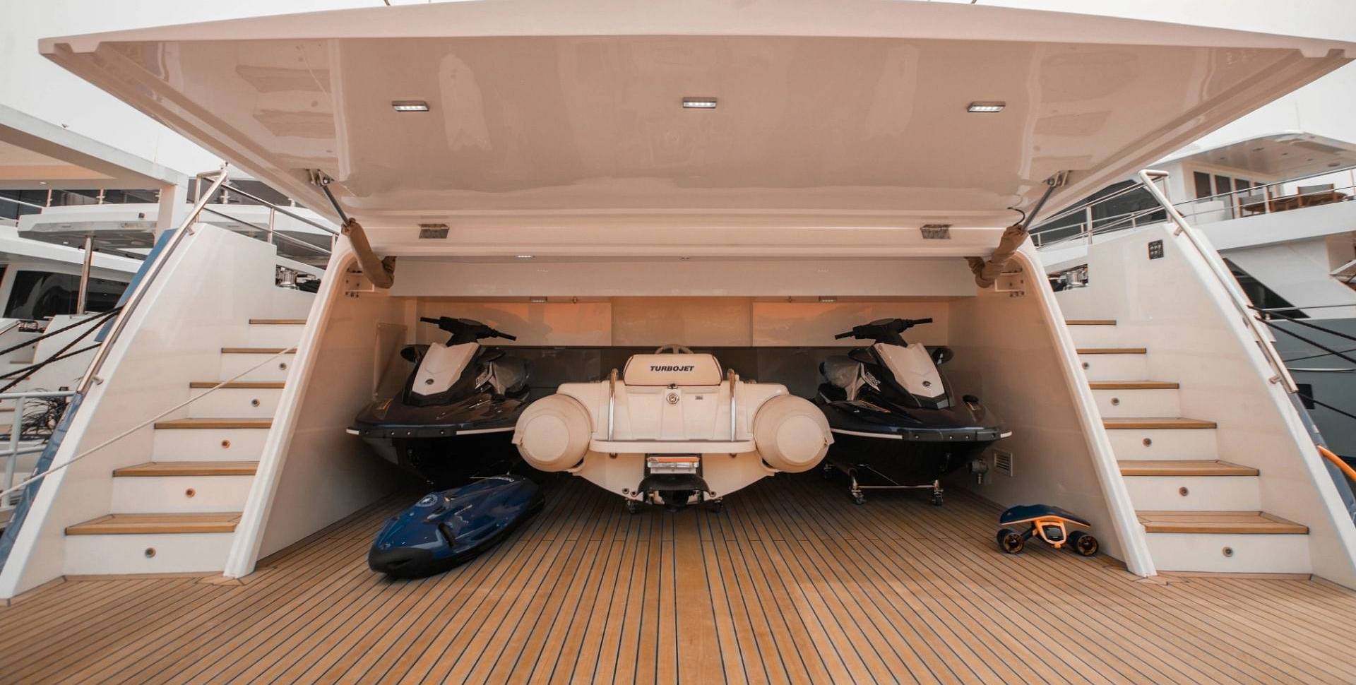 Nomad 95 SUV yacht