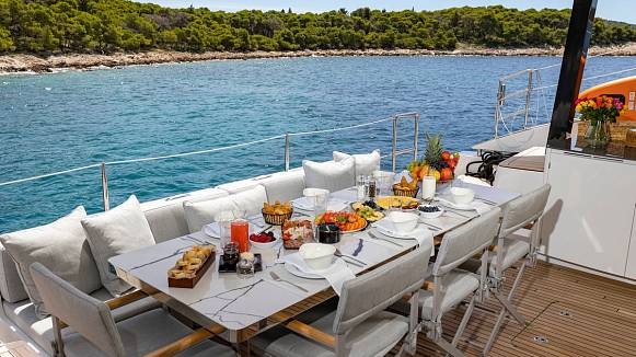 SUNREEF 60 SAILING yacht