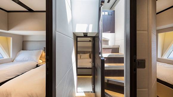 Majesty 62 yacht