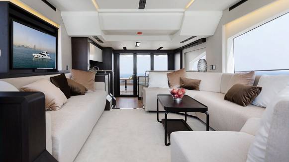 Majesty 62 yacht