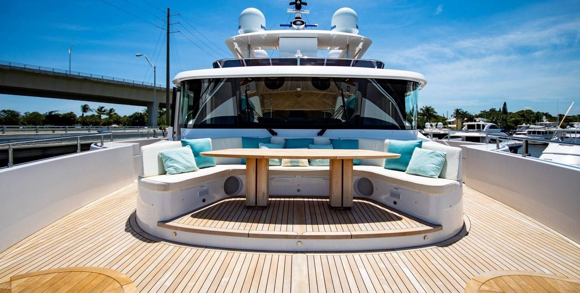 Majesty 140 yacht