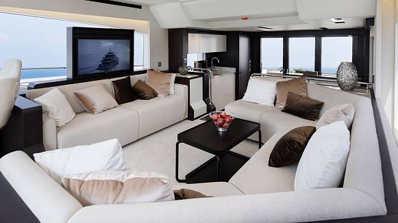 Majesty 62 yacht