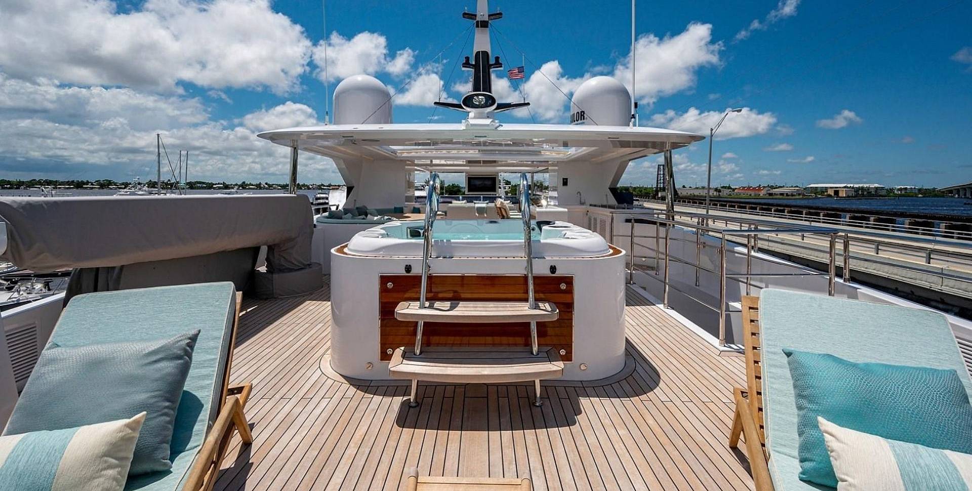 Majesty 140 yacht