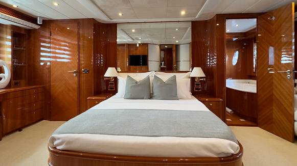 GUY COUACH 2800  yacht