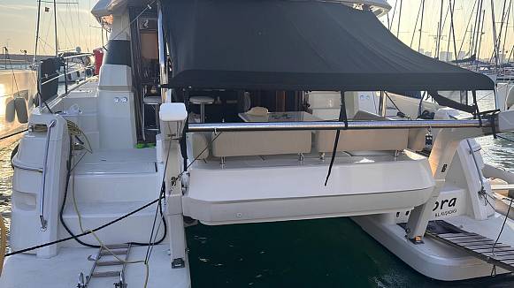 AQUILA 44 POWERCAT yacht