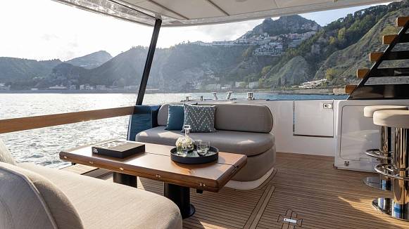 Azimut Magellano 60 yacht