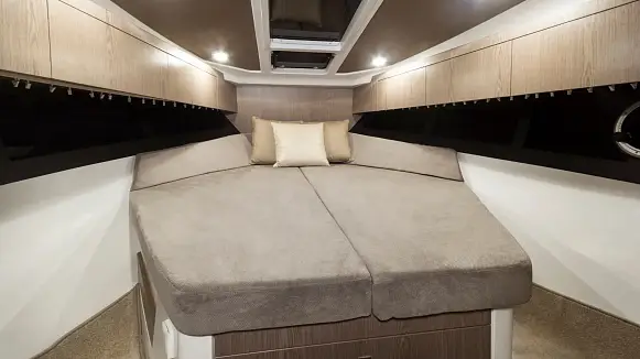 GALEON 310 HTC yacht