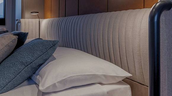 FERRETTI INFYNITO 90 yacht