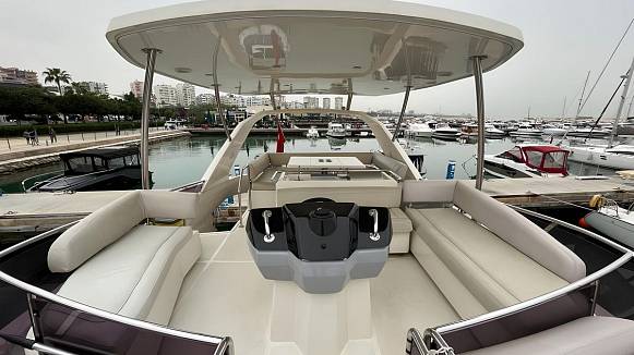 AQUILA 44 POWERCAT yacht