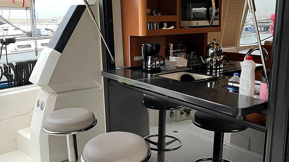 AQUILA 44 POWERCAT yacht